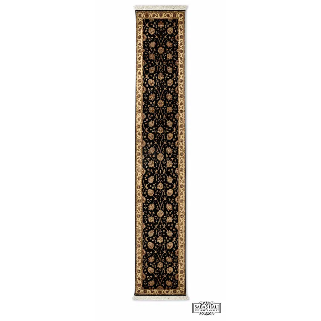Sabaş Halı Exclusive Carpet – KUMKAPI SİYAH/BEJ 075 x 370 cm (Uşak - Yün İpek Dokuma Halısı)