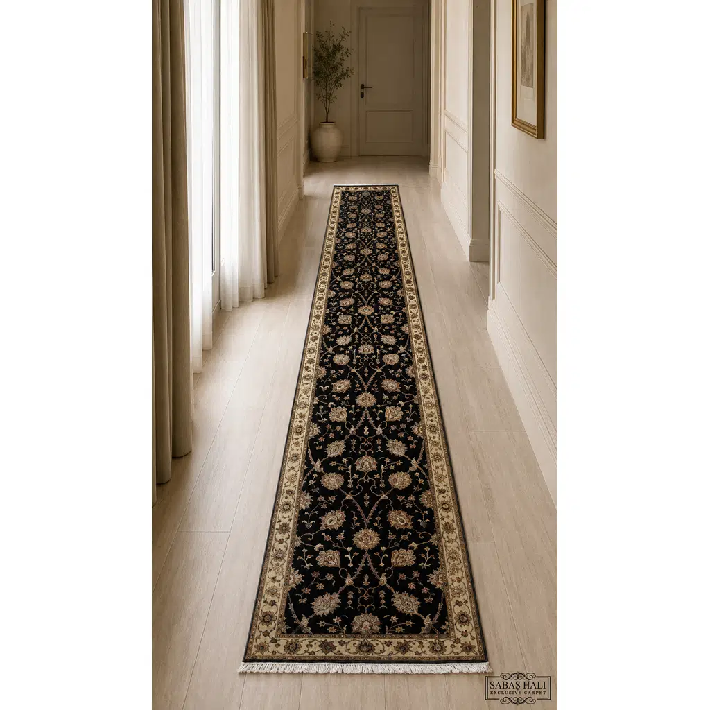 Sabaş Halı Exclusive Carpet – KUMKAPI SİYAH/BEJ 075 x 370 cm (Uşak - Yün İpek Dokuma Halısı) Sabaş Halı Exclusive Carpet – KUMKAPI SİYAH/BEJ 075 x 370 cm (Uşak - Yün İpek Dokuma Halısı)